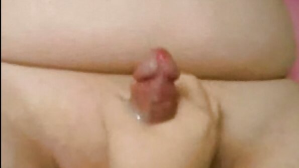 Едно здраво тяло се чука в малкото й старо порно сладко дупе
