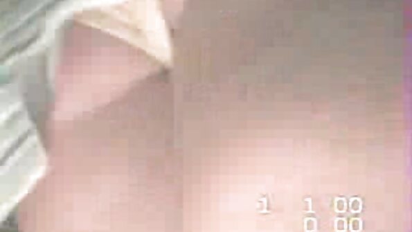 Похотливият тийнейджър с татуировки порно със стари се радва на петел на отчим в гладка вагина